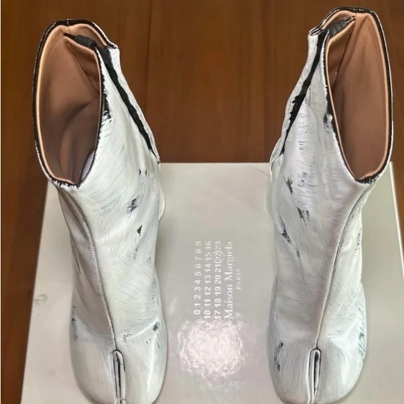 Maison Martin Margiela White and Black Ankle Boots - Picture 4 of 4